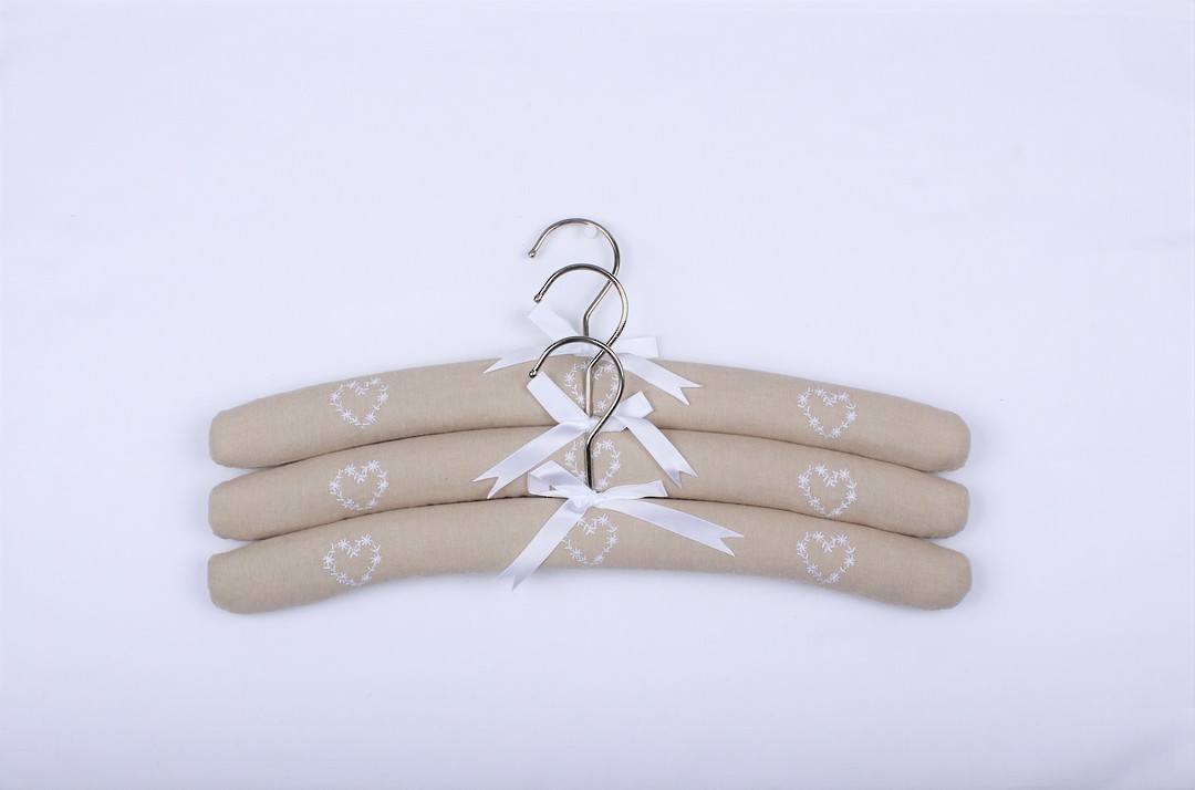 Daisy hearts linen coat hangers - set of 3. Code: EH-DAI/HEA/LIN. Delivery end November 2021 image 0